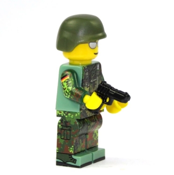 Custom Figure German Bundeswehr Soldier with Gun made of LEGO R1/R7/F11