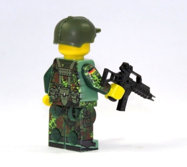 Custom Figure German Bundeswehr Soldier with Gun made of LEGO R1/R7/F10